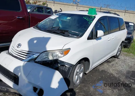 2016 Toyota Sienna Le 8 Passenger z USA, uszkodzony, nr VIN 5TDKK3DC0GS717160